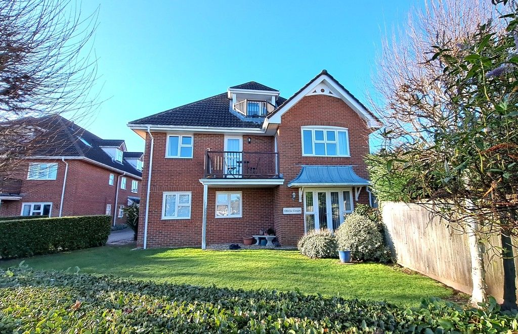 2 bed flat for sale in Station Road, New Milton BH25, £359,950