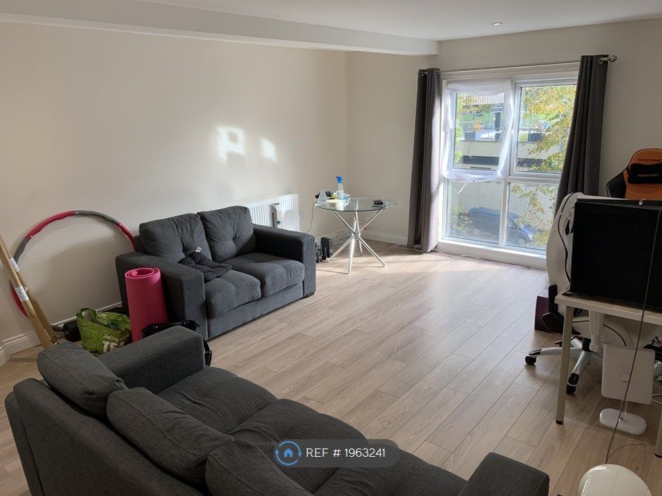 2 bed flat to rent in Moorland Hall, Leeds LS3, £1,350 pcm