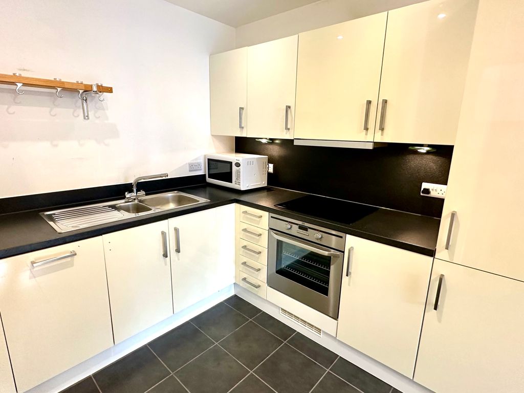 1 bed flat to rent in Deanery Road, Bristol BS1, £1,400 pcm
