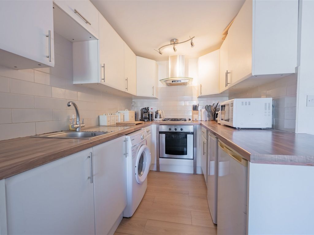 2 bed flat for sale in Millbrook Road East, Southampton SO15, £165,000