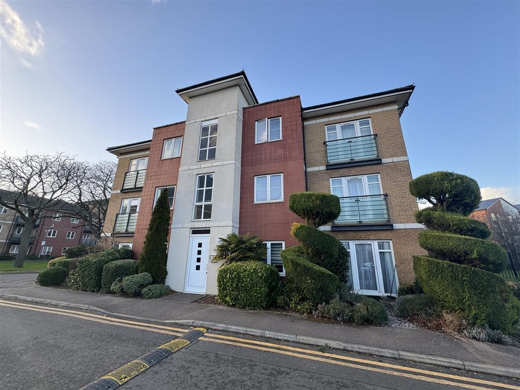 1 bed flat for sale in The Parklands, Court Drive, Dunstable LU5, £160,000