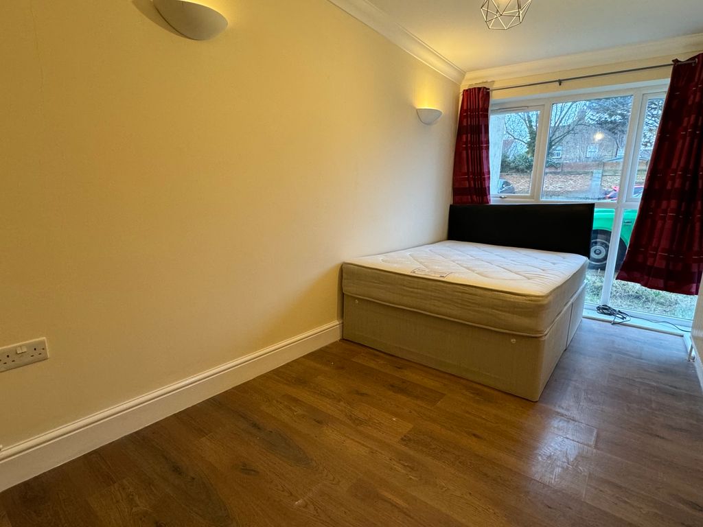 2 bed flat for sale in Whitton Dene, Whitton, Hounslow TW3, £320,000