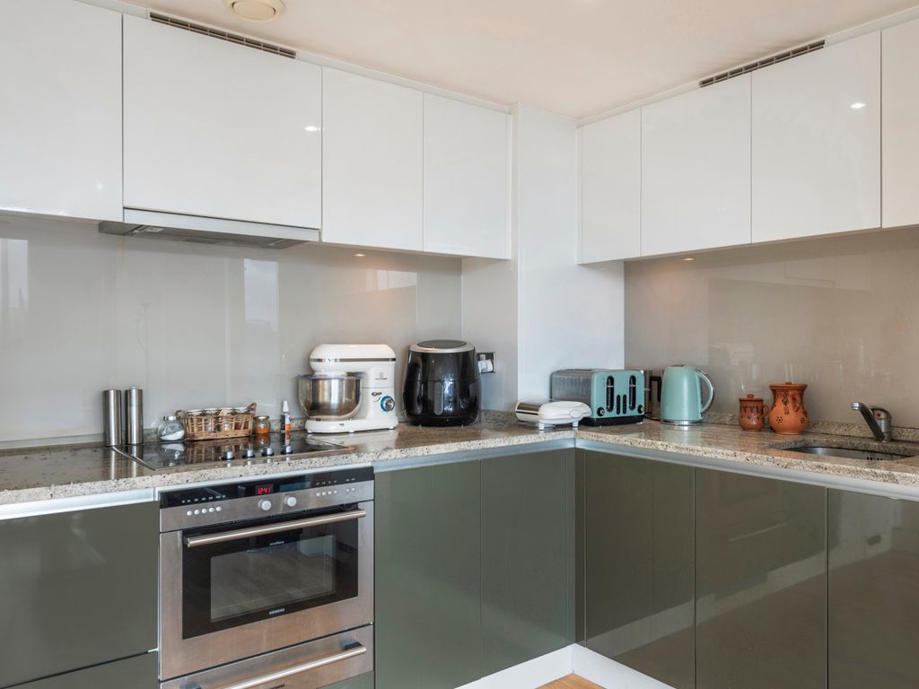 1 bed flat for sale in Landmark West Tower, 22 Marsh Wall E14, £450,000