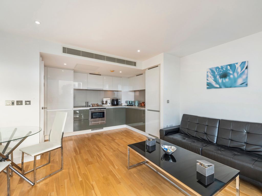 1 bed flat for sale in Landmark West Tower, 22 Marsh Wall E14, £450,000