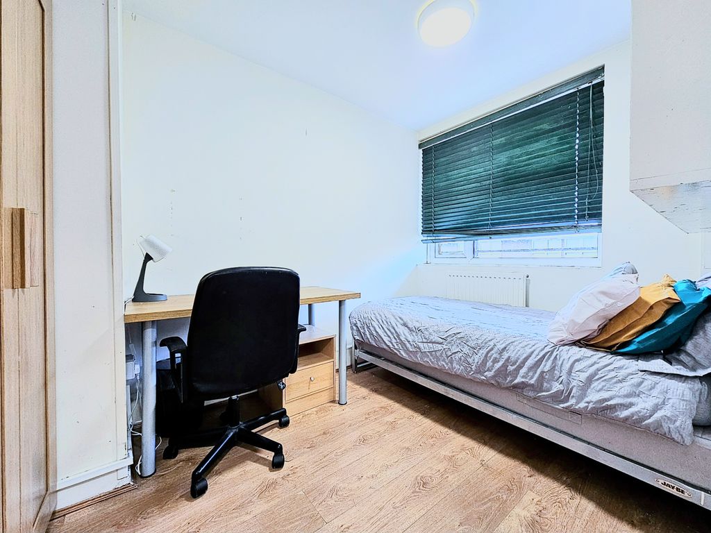 Room to rent in Compton Close, London NW1, £975 pcm