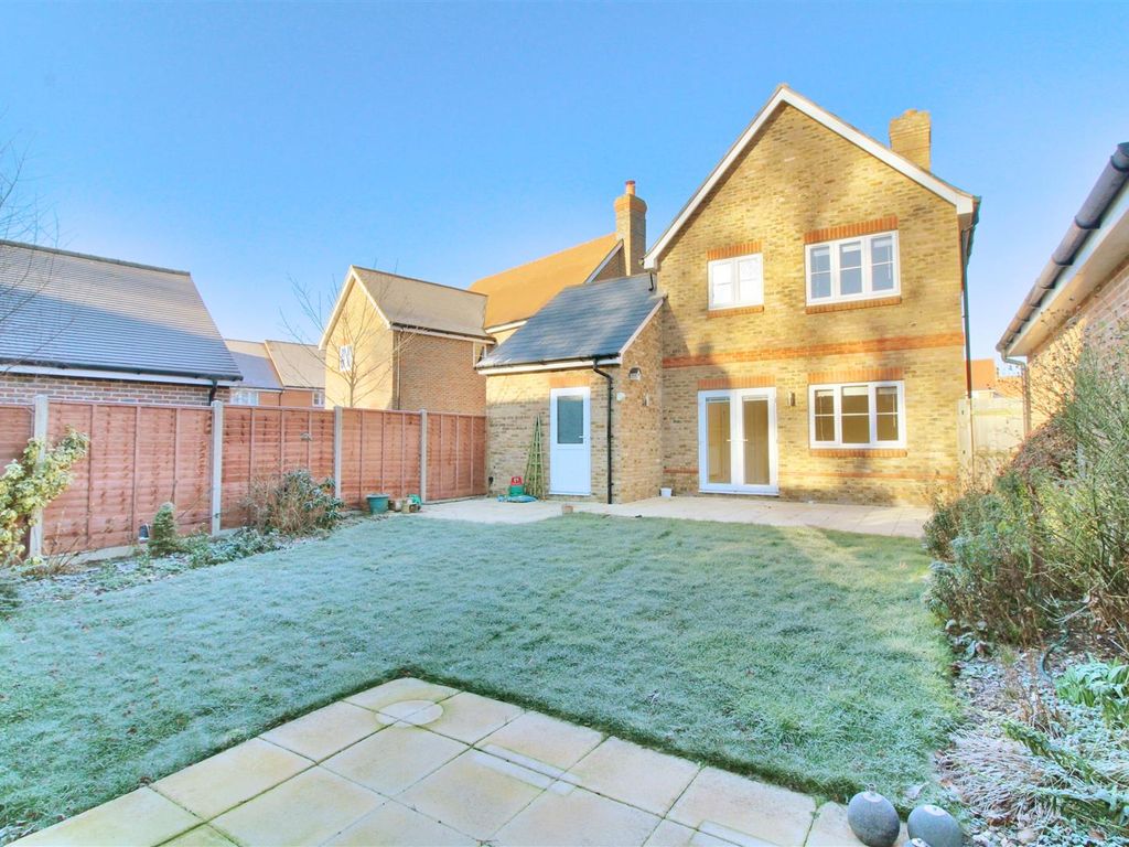 3 bed detached house to rent in Bay Tree Rise, Sonning Common, Reading RG4, £2,000 pcm