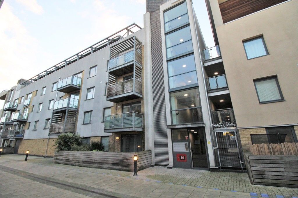 2 bed flat for sale in Kingscote Way, Brighton BN1, £375,000