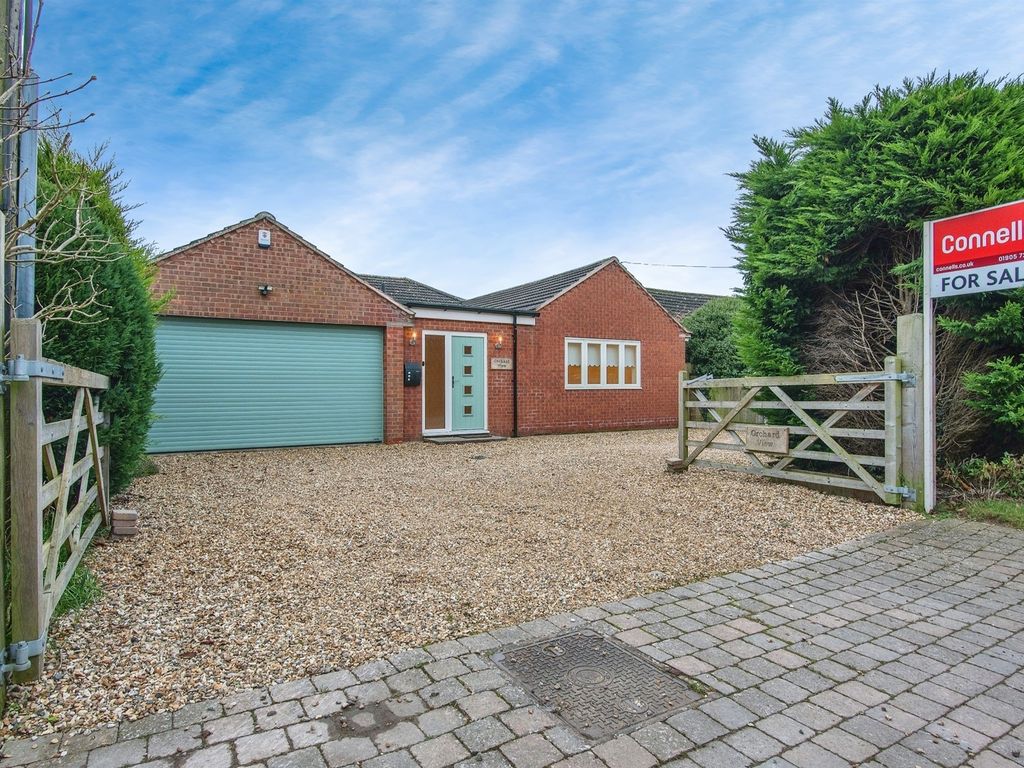 4 bed detached bungalow for sale in Chapel Lane, Upton Snodsbury, Worcester WR7, £595,000