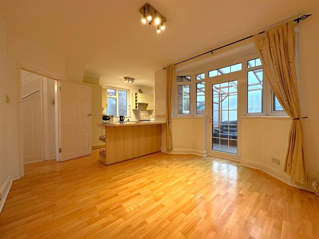 3 bed semi-detached house to rent in Ellerdine Road, Hounslow TW3, £2,300 pcm