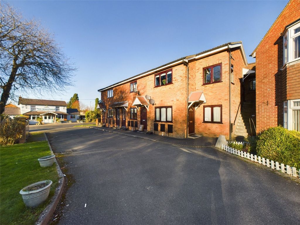 2 bed flat for sale in Oakley Road, Chinnor OX39, £270,000