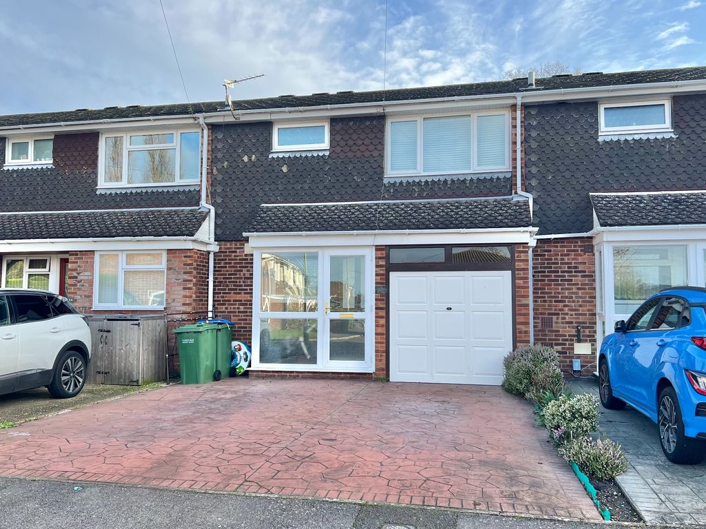 3 bed terraced house for sale in Beverley Close, Park Gate, Southampton SO31, £320,000