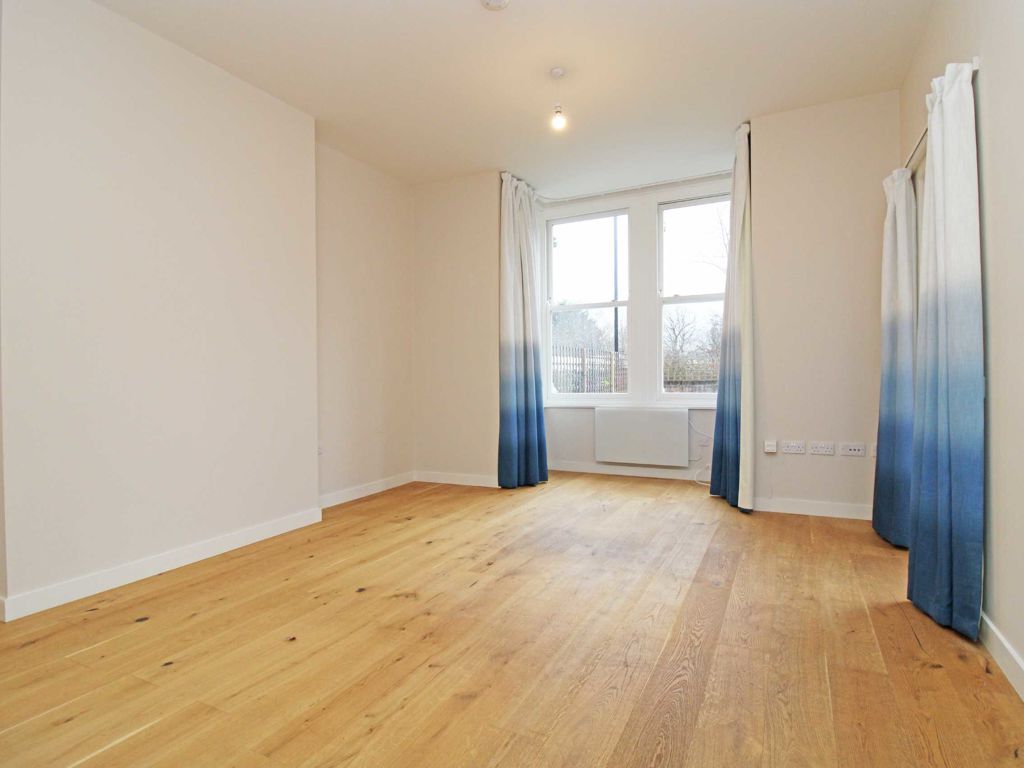 1 bed flat to rent in East Acton Lane, London W3, £1,898 pcm