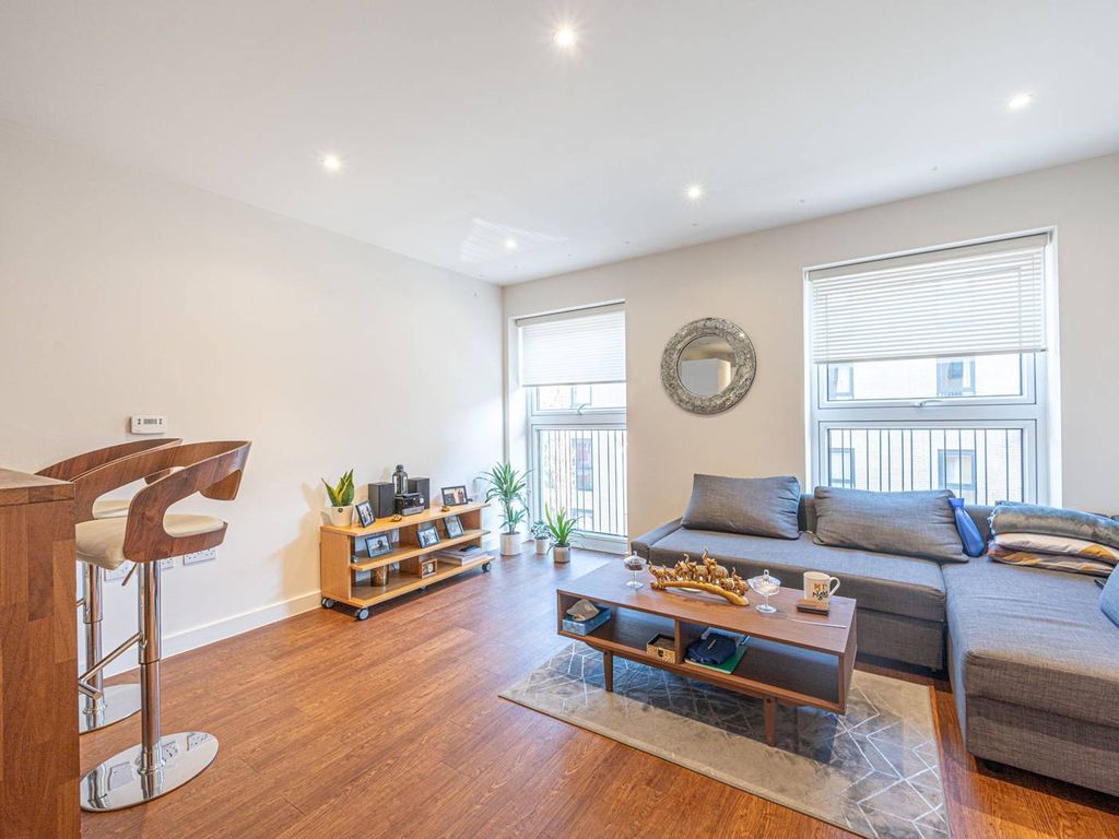 1 bed flat for sale in Stanmore Place, Stanmore HA7, £350,000