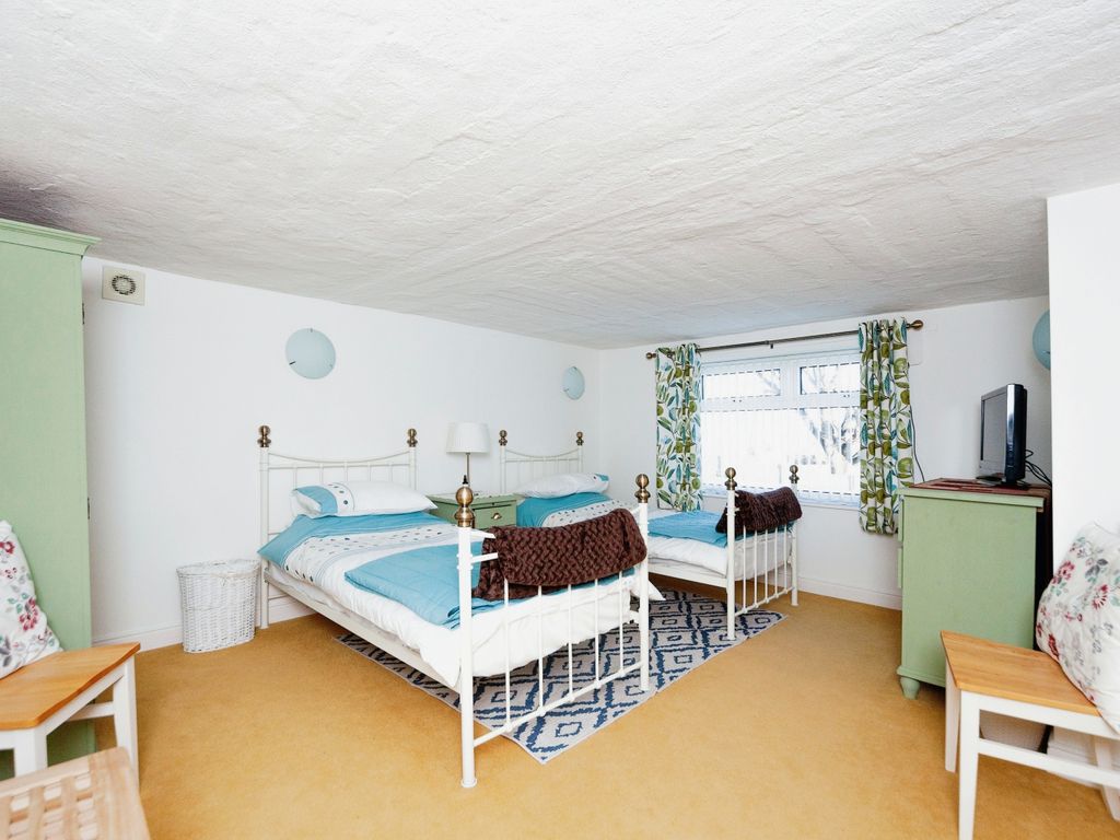 3 bed bungalow for sale in Pen Y Glyn, Bagillt, Flintshire CH6, £275,000