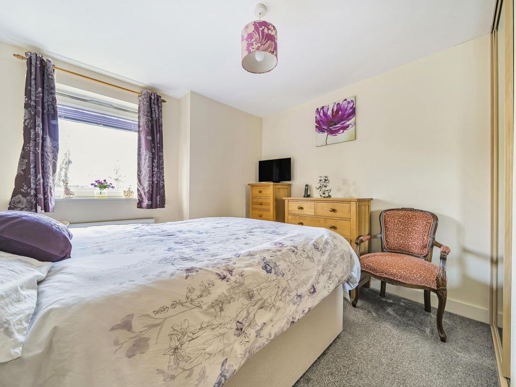 2 bed flat for sale in Hut Farm Place, Chandler's Ford, Eastleigh SO53, £199,950