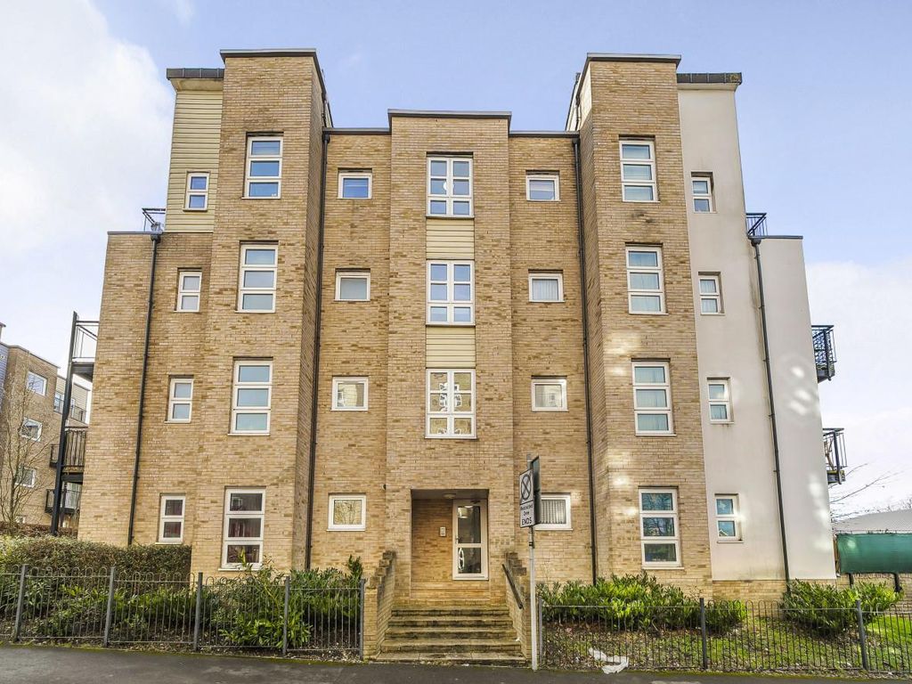 2 bed flat for sale in Hut Farm Place, Chandler's Ford, Eastleigh SO53, £199,950