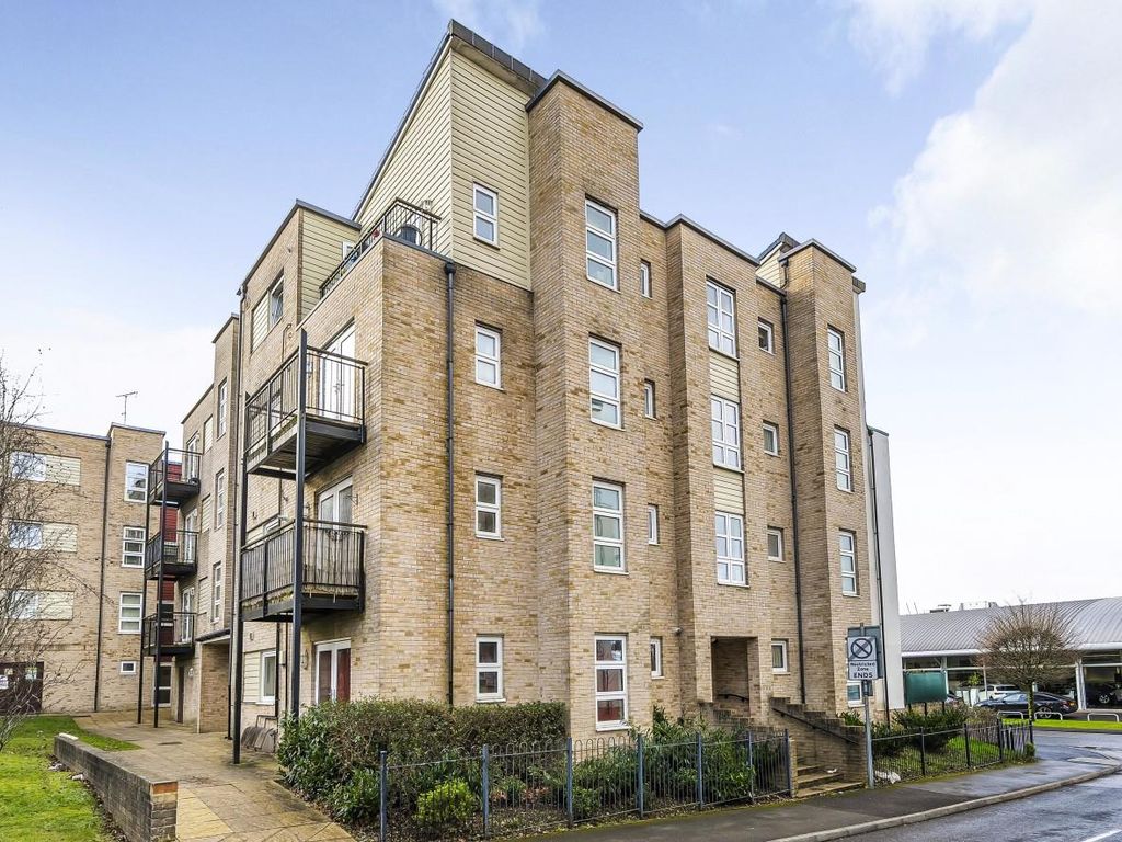 2 bed flat for sale in Hut Farm Place, Chandler's Ford, Eastleigh SO53, £199,950