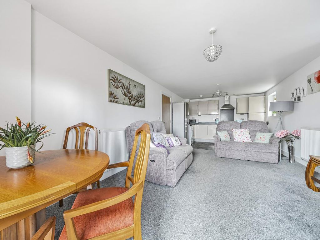 2 bed flat for sale in Hut Farm Place, Chandler's Ford, Eastleigh SO53, £199,950