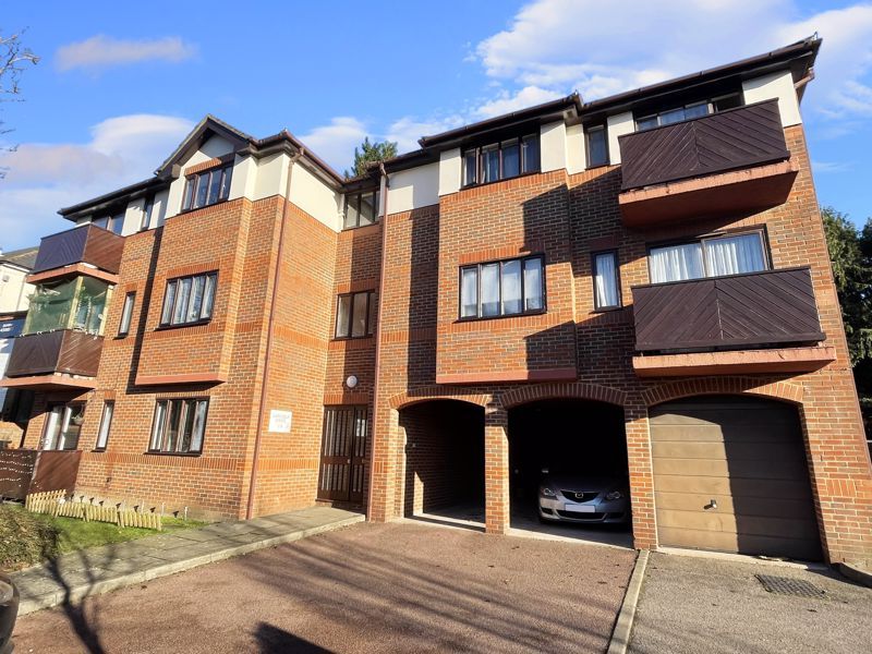 2 bed flat for sale in London Road, Loudwater, High Wycombe HP10, £225,000