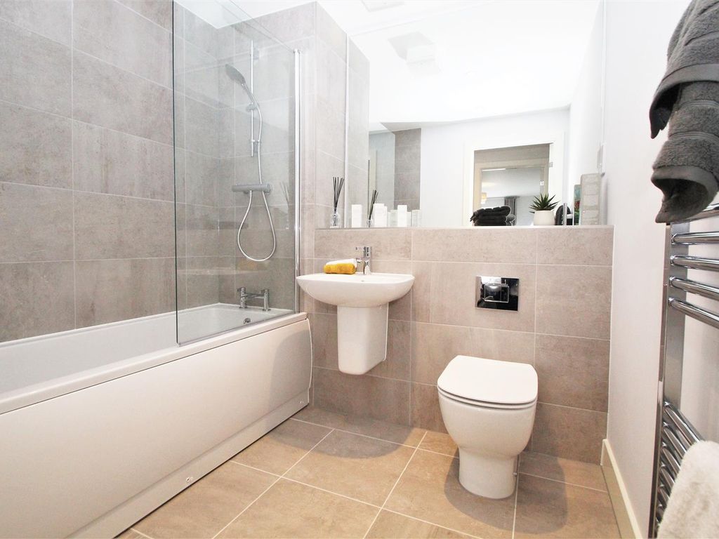 2 bed flat to rent in Tibbs Road, Haddenham, Aylesbury HP17, £1,300 pcm
