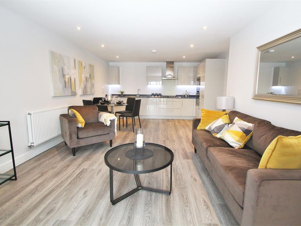 2 bed flat to rent in Tibbs Road, Haddenham, Aylesbury HP17, £1,300 pcm