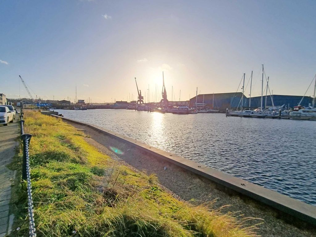 1 bed flat for sale in Anchor Street, Orwell Quay IP3, £155,000
