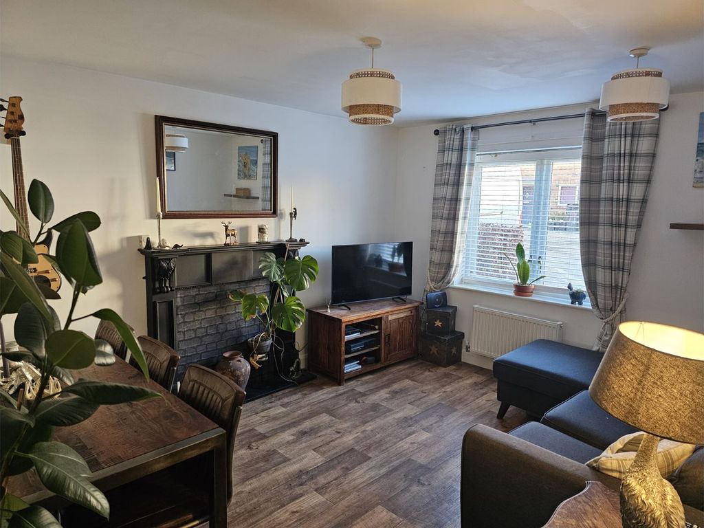 2 bed flat for sale in Richmond Street, York YO31, £130,000