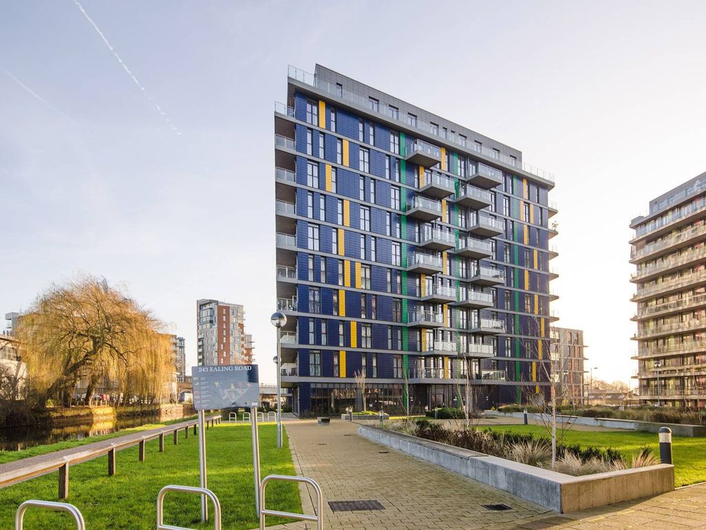 2 bed flat for sale in Hatton Road, Wembley HA0, £450,000