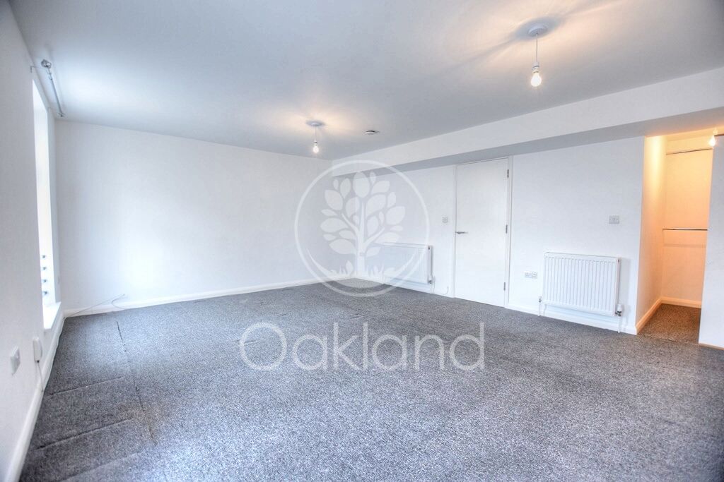 1 bed flat to rent in High Street, Barkingside, Ilford IG6, £1,300 pcm