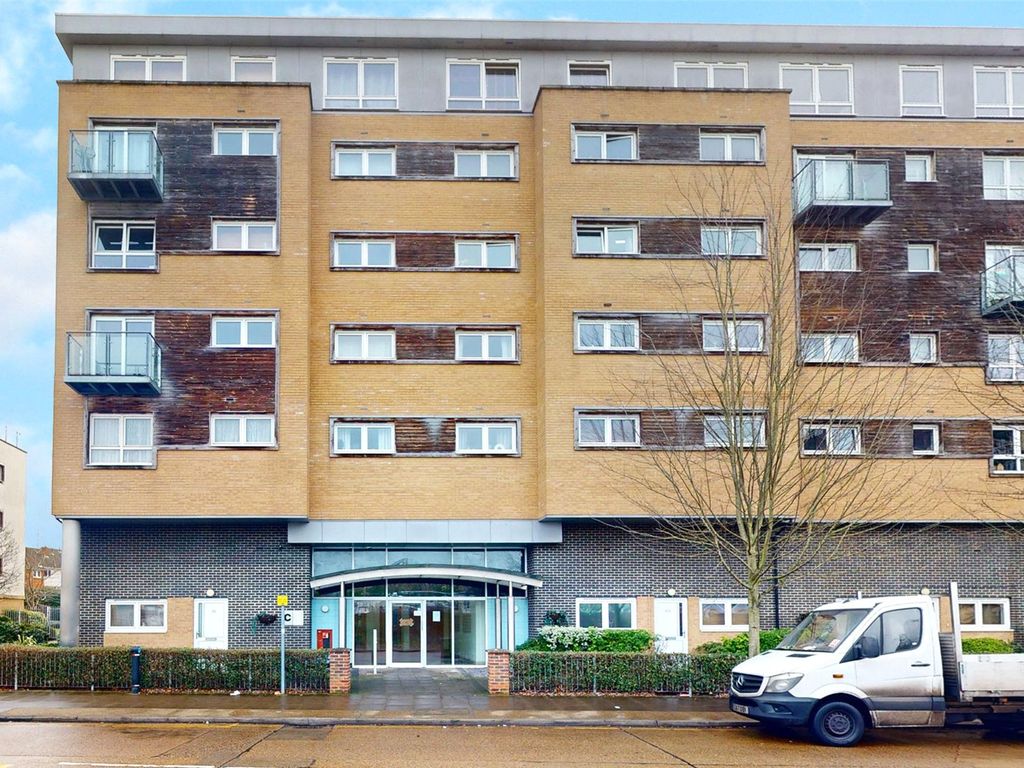 1 bed flat for sale in Cherrydown East, Basildon, Essex SS16, £170,000