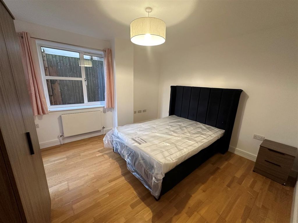 Room to rent in Brook Avenue, Wembley HA9, £1,000 pcm