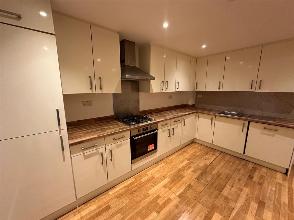 Room to rent in Brook Avenue, Wembley HA9, £1,000 pcm