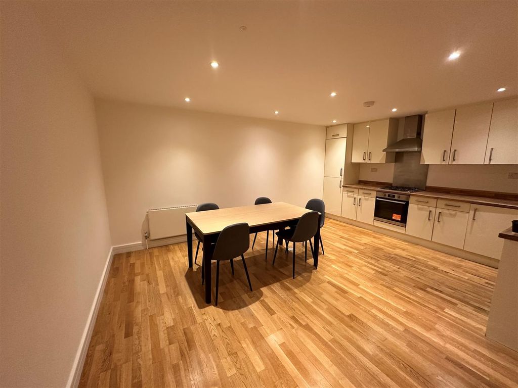 Room to rent in Brook Avenue, Wembley HA9, £1,000 pcm