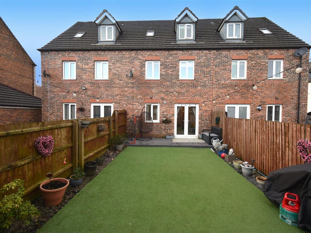 4 bed town house for sale in Anderby Walk, Westhoughton, Bolton BL5, £274,500