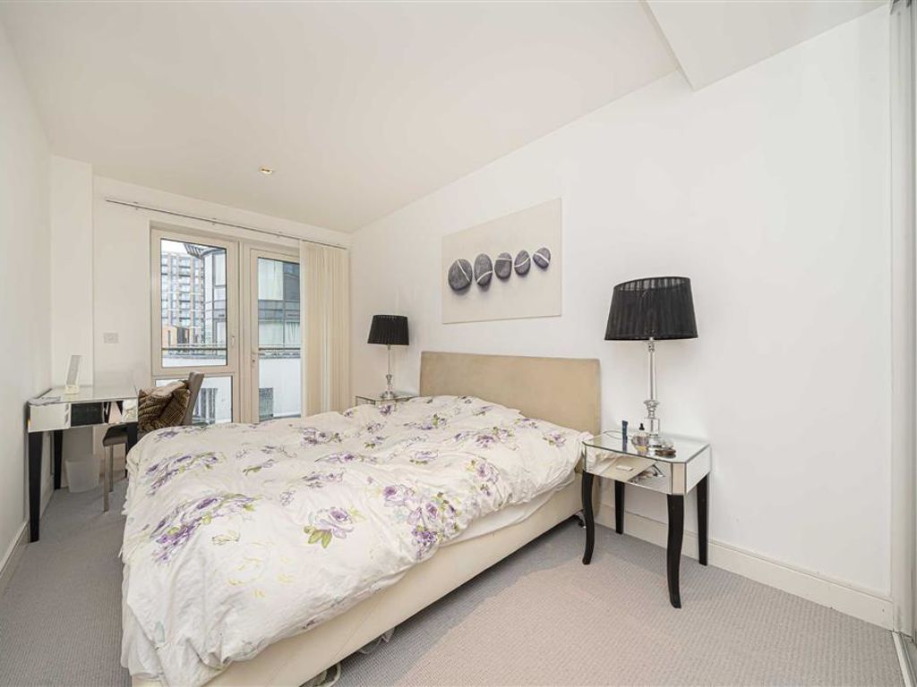 2 bed flat to rent in Kew Bridge Road, Brentford TW8, £3,150 pcm