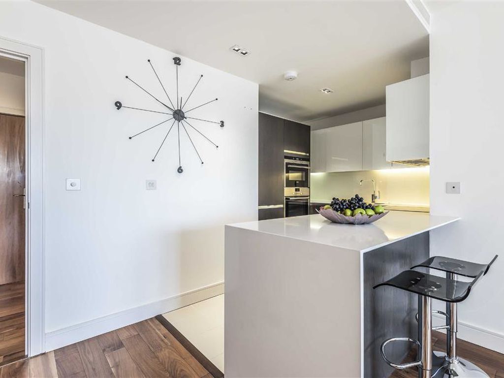 2 bed flat to rent in Kew Bridge Road, Brentford TW8, £3,150 pcm