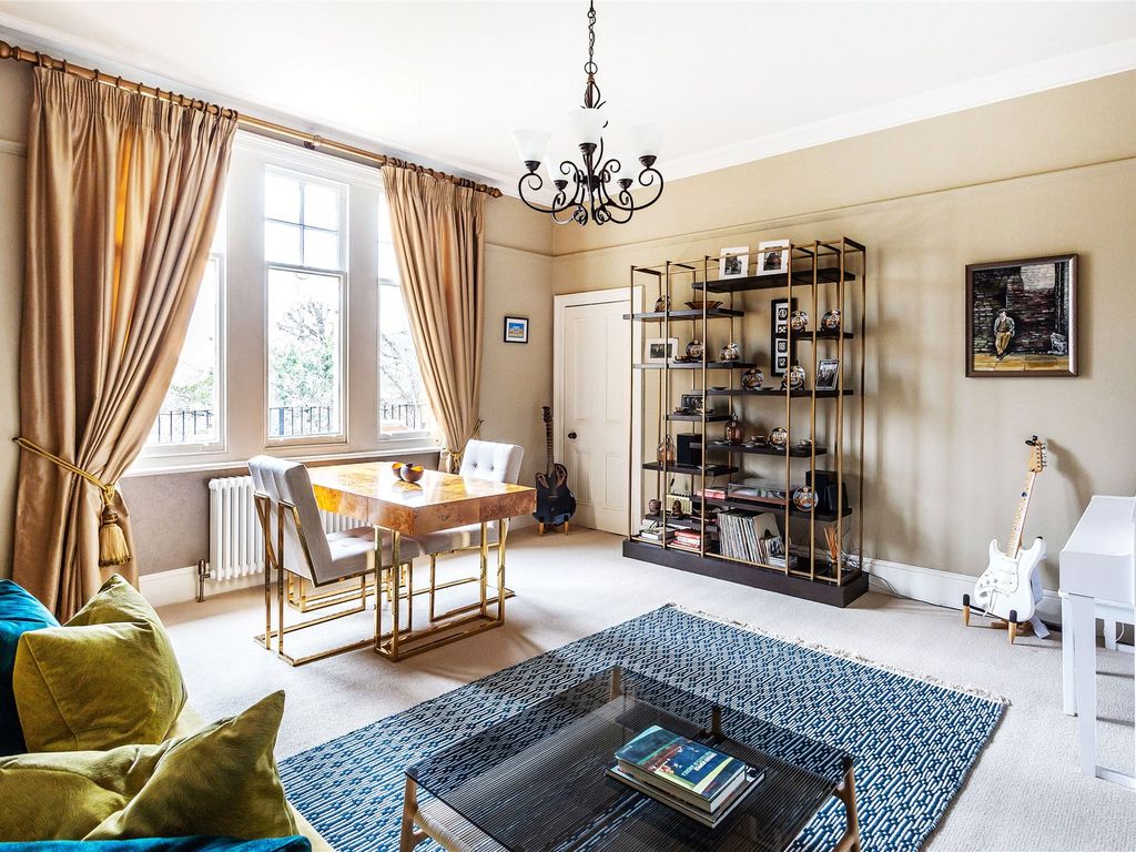 3 bed flat for sale in Guildford, Surrey GU1, £900,000