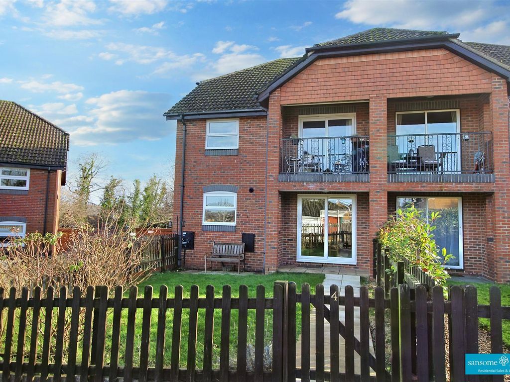 2 bed flat for sale in Bowling Green Lane, Purley On Thames, Reading RG8, £280,000