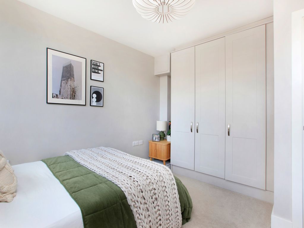 2 bed flat for sale in Cavendish Road, Clapham South, London SW12, £675,000