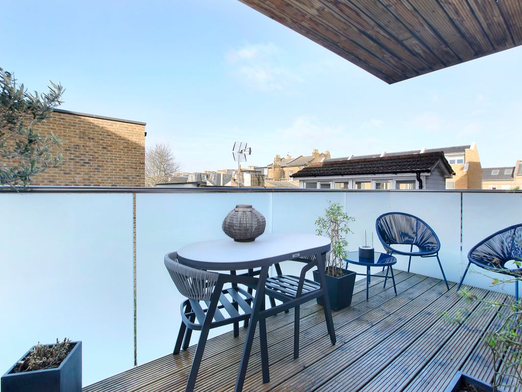 2 bed flat for sale in Cavendish Road, Clapham South, London SW12, £675,000