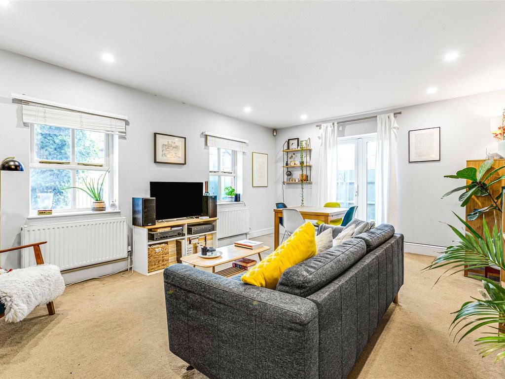 2 bed flat for sale in Clairview Road, Furzedown SW16, £499,950