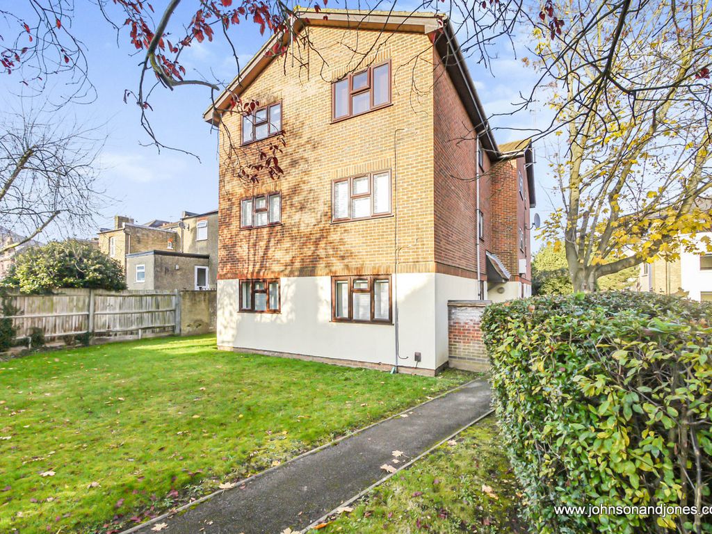 1 bed flat for sale in King Street, Chertsey KT16, £209,950