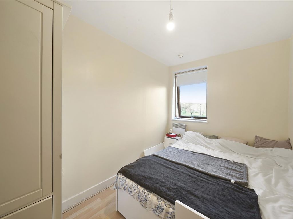 2 bed flat for sale in Bray Court, Bethnal Green E2, £450,000