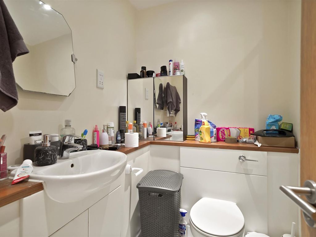 2 bed flat for sale in Bray Court, Bethnal Green E2, £450,000
