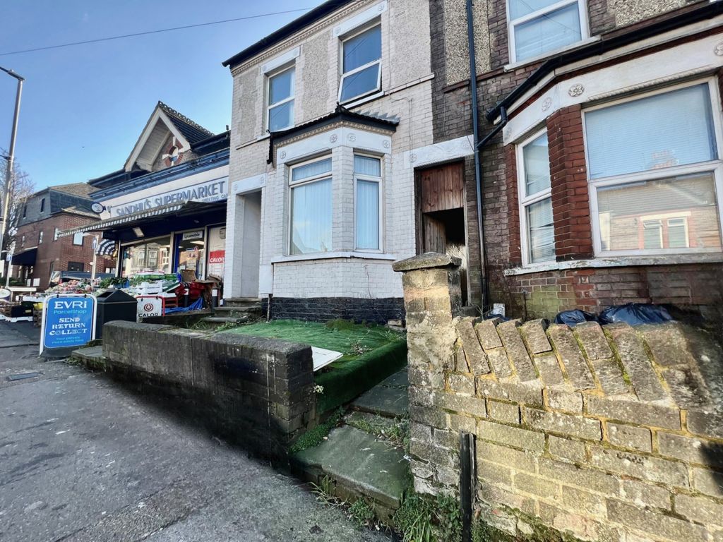 Block of flats for sale in Dallow Road, Luton LU1, £400,000