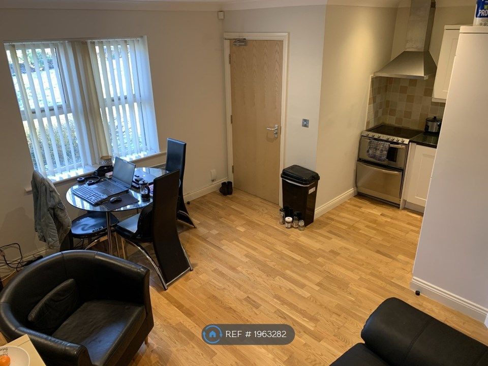 2 bed flat to rent in Hillside House, Leeds LS6, £1,100 pcm
