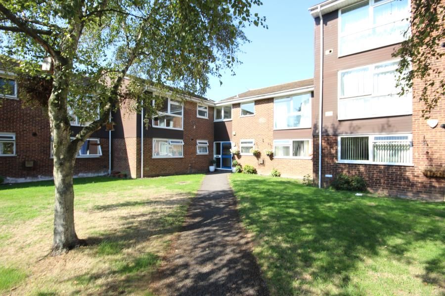 2 bed flat to rent in Welland Close, Langley, Slough SL3, £1,350 pcm