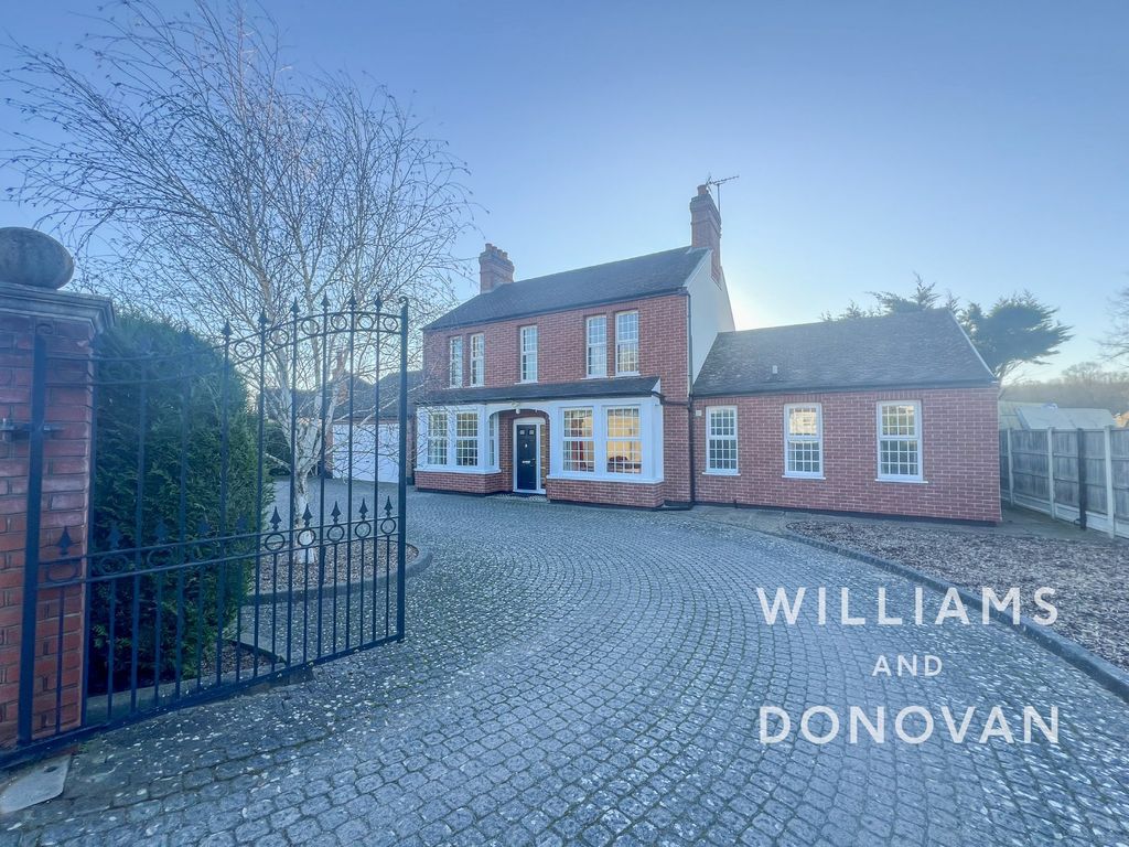 5 bed detached house for sale in Main Road, Hawkwell, Hockley SS5, £800,000