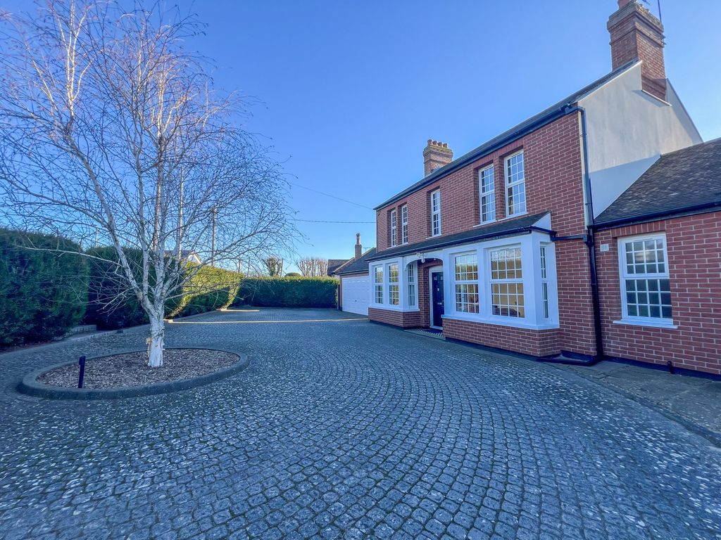 5 bed detached house for sale in Main Road, Hawkwell, Hockley SS5, £800,000