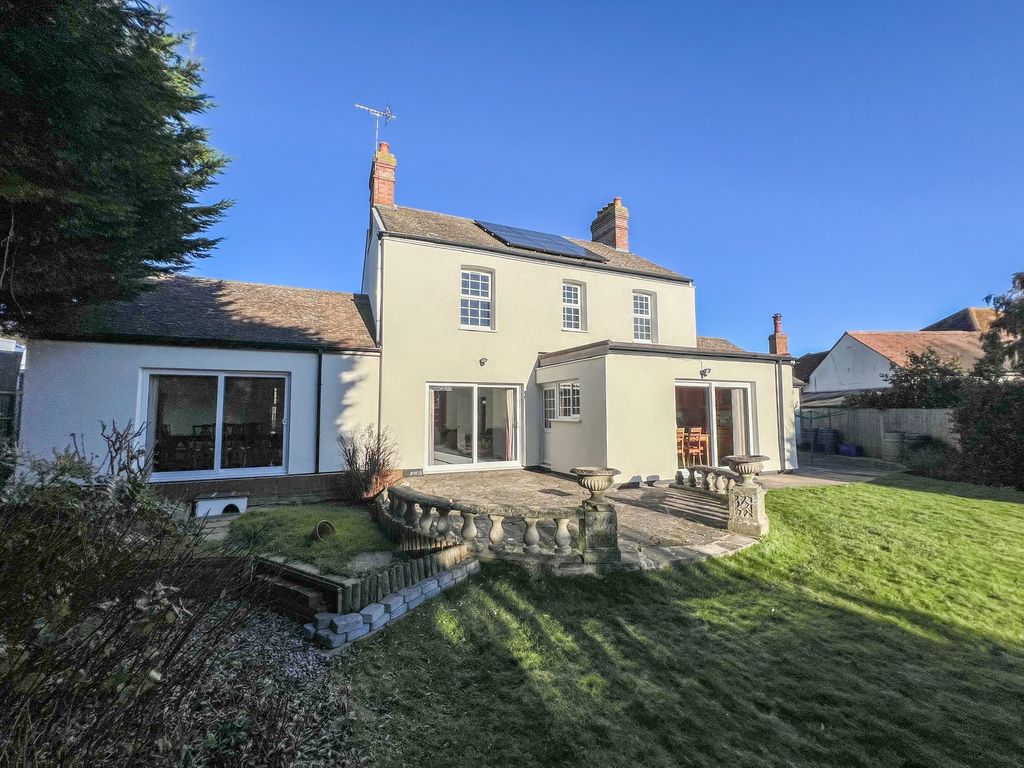 5 bed detached house for sale in Main Road, Hawkwell, Hockley SS5, £800,000